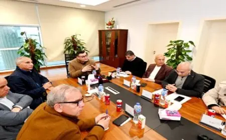 وزير الإسكان يعقد اجتماعا لمتابعة موقف تنفيذ المشروعات بالعلمين الجديدة والساحل الشمالى