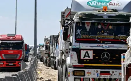 100 شاحنة مساعدات إنسانية تدخل إلى الفلسطينيين بقطاع غزة