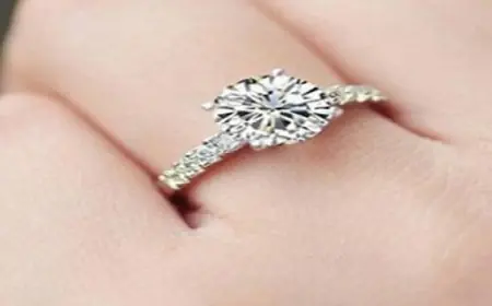 شاب يخفى خاتم الزواج بكعكة وحبيبته تفاجئه بتناولها