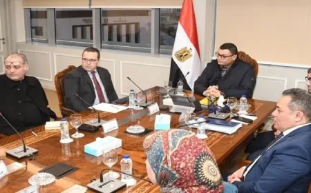 وزير الإسكان يستعرض المخطط الاستراتيجى لمدينة السويس الجديدة