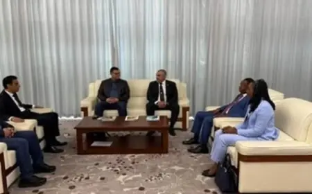 وزير الإسكان يلتقى نظيره فى غينيا الإستوائية ويبحثان سبل التعاون المشترك