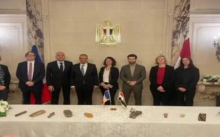 وزير الخارجية يشارك فى مراسم استرداد قطع أثرية مصرية بمقر السفارة المصرية فى باريس