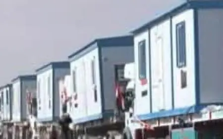 اصطفاف شاحنات تحمل منازل متنقلة أمام معبر رفح تمهيدا لدخول غزة