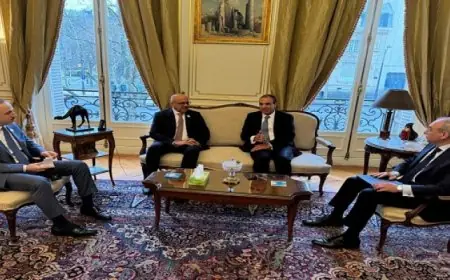 وزير الخارجية ونظيره البحريني يؤكدان أهمية إعمار غزة دون خروج الفلسطينيين