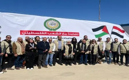 وفد الجامعة العربية يشارك فى تعبئة كراتين المساعدات لغزة