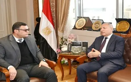 وزير الإسكان يستعرض مع محافظ القاهرة الموقف التنفيذى لعدد من المشروعات