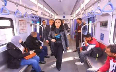 وزيرة التضامن الاجتماعى تستقل القطار الكهربائى لمقر الوزارة فى العاصمة الإدارية الجديدة