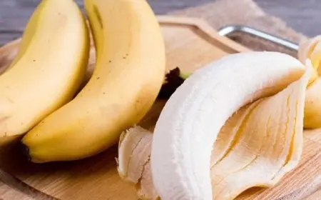 شخص يترك أطباق موز مقشرة على زاوية شارع بريطانى منذ أكثر من عام