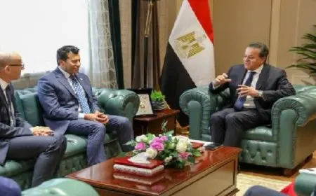 وزير الصحة يعقد اجتماعا مع وزير الشباب والرياضة ورئيس الاتحاد الدولى للرياضات الجامعية
