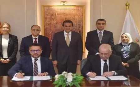 بحضور وزير الصحة.. رئيس هيئة الدواء يشارك فى مراسم توقيع اتفاقية توطين صناعة أدوية الأورام بين شركتى ساندوز وسيديكو