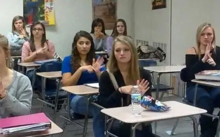 طالبة تقاضى مدرستها الثانوية بعد تخرجها لعدم قدرتها على القراءة أو الكتابة