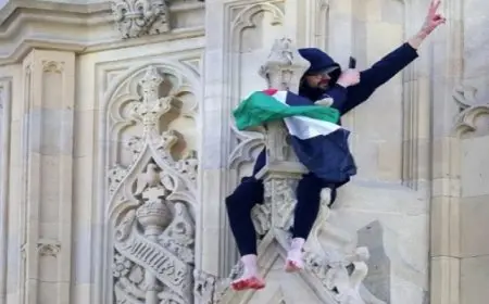 الشرطة البريطانية تعتقل رجل “بيج بن” بعد 16 ساعة رافعا العلم الفلسطينى