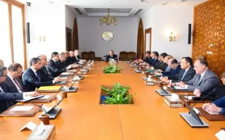 وزير الخارجية يجتمع مع قيادات وزارة الخارجية لمتابعة سير العمل