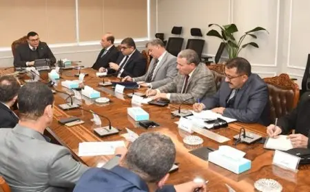 وزير الإسكان يتابع موقف المشروعات التى يتم تنفيذها ضمن مبادرة “حياة كريمة”