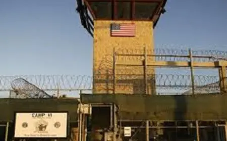 الإدارة الأمريكية تنقل عشرات المهاجرين من جوانتانامو