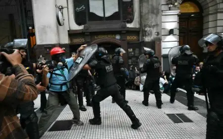 اشتباكات فى بوينس آيرس ضد سياسات الرئيس الأرجنتينى الاقتصادية