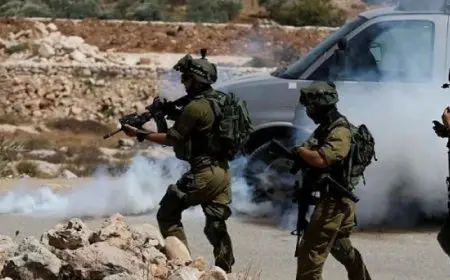 إصابة شاب فلسطينى برصاص الاحتلال وآخرين بالاختناق في الخليل