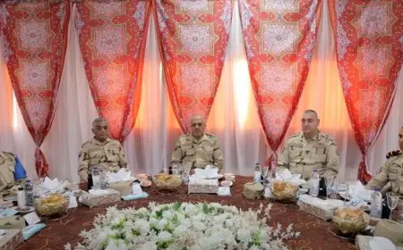 الفريق أحمد خليفة يتناول وجبة الإفطار مع مقاتلي هيئة الإمداد والتموين