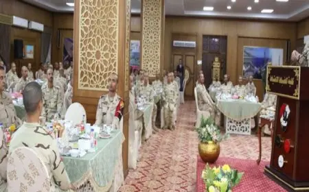 الفريق أحمد خليفة يتناول وجبة الإفطار مع أعضاء هيئة تدريس وطلبة كلية الضباط الاحتياط