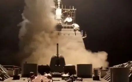 الحوثيون يعلنون استهداف حاملة طائرات أمريكية بالبحر الأحمر