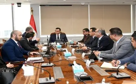 وزير الإسكان يستعرض مقترحا للمخطط الاستراتيجى لتنمية منطقة غرب رأس الحكمة بالساحل الشمالى