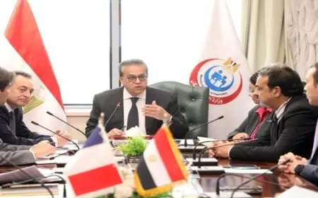 وزير الصحة يبحث مع السفير الفرنسى بالقاهرة سبل التعاون فى مجال الرعاية الصحية