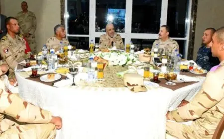 بال وال.. رئيس الأركان يتناول وجبة الإفطار مع أعضاء هيئة تدريس وطلبة معهد ضباط الصف المعلمين