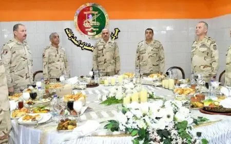 بال وال.. رئيس الأركان يتناول وجبة الإفطار مع مقاتلى قوات حرس الحدود والمدرعات