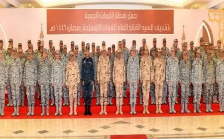 وزير الدفاع يشارك مقاتلى القوات الجوية تناول وجبة الإفطار