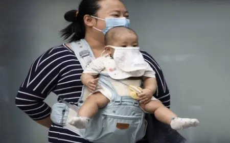 صينية عمرها 39 سنة تثير الجدل على الإنترنت ب مع حفيدها الرضيع