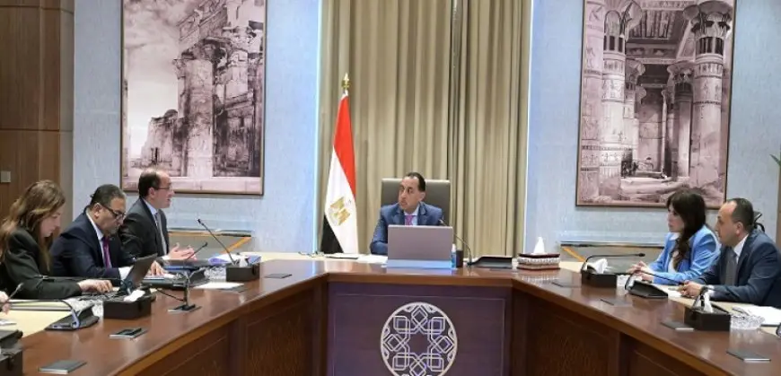 رئيس الوزراء يتابع مع وزير المالية تنفيذ مختلف بنود حزمة الحماية الاجتماعية المتكاملة التى وجه بها الرئيس السيسى