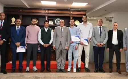 وزير الشباب يُكرم أبطال منتخب سلاح السيف بعد فوزه بذهبية بطولة العالم