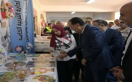 رئيس الوزراء يتفقد مدرسة أسيوط الثانوية الزخرفية ومعرض منتجات التعليم الفنى فى إطار جولته بالمحافظة