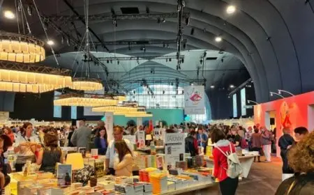 توافد القراء وعشاق الكتب على مهرجان باريس للكتاب 2025 بـ”القصر الكبير”