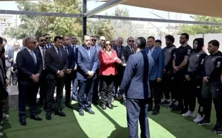 بال .. رئيس الوزراء يتفقد “معسكر القرش” الدولى المطور للشباب فى إطار جولته بالإسماعيلية