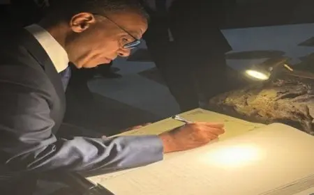 وزير الخارجية يزور النصب التذكارى بمقام الشهيد فى العاصمة الجزائر