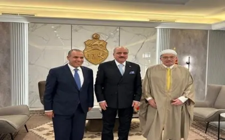 وزير الخارجية يصل تونس لبحث أوجه التعاون الثنائى بين البلدين