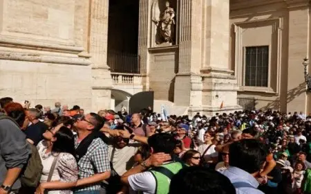 زحام بالآلاف لتوديع البابا فرنسيس والفاتيكان يبحث تمديد الوقت بعد منتصف الليل