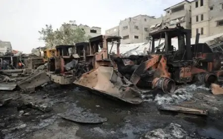 الاحتلال يدمر آليات إزالة الركام ويمنع دخول تطعيمات الأطفال بغزة