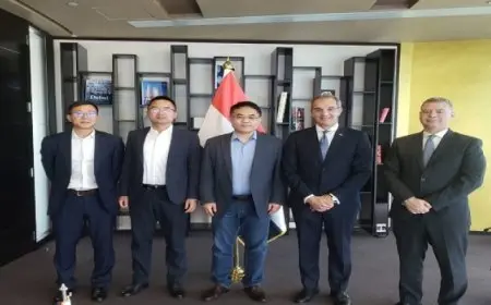 وزير الاتصالات يبحث التعاون مع مسؤولى بنوك وشركات عالمية فى مجالات التعهيد والتصنيع المحلى للهواتف