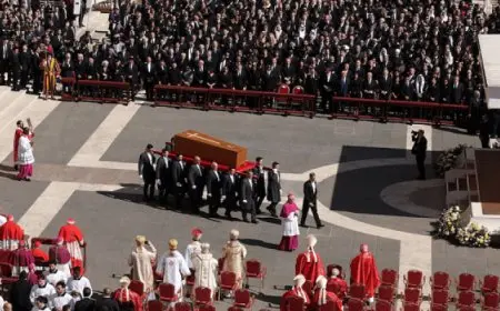انطلاق مراسم تشييع جثمان البابا فرنسيس بحضور عدد من قادة العالم بينهم ترامب