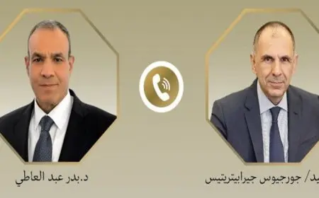 وزير الخارجية يبحث هاتفيا مع نظيره اليونانى تعزيز العلاقات الثنائية بين البلدين