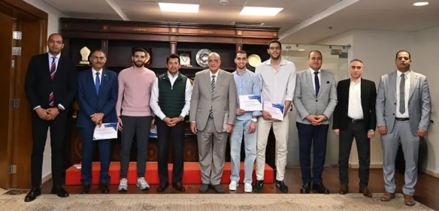 وزير الشباب يُكرم أبطال منتخب سلاح السيف بعد فوزه بذهبية بطولة العالم
