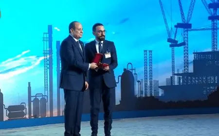 الرئيس السيسى يُكرم عددًا من النماذج المشرفة من عمال مصر