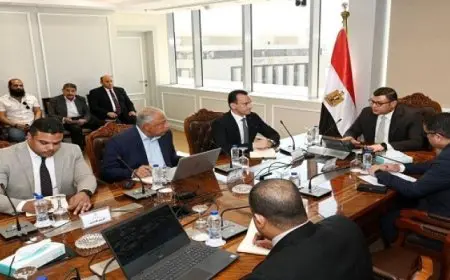 وزير الإسكان يعقد اجتماعًا لمتابعة الموقف التنفيذى لـ”حدائق تلال الفسطاط”