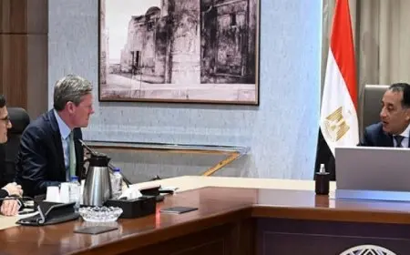 رئيس الوزراء يستعرض مع الرئيس التنفيذى لشركة “فيزا” خطط الشركة للاستثمار فى مصر