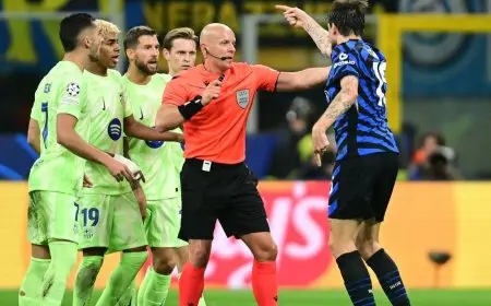 نجا من الطرد.. مدافع برشلونة ينفي قيامه بتصرف غير لائق ضد أتشيربي