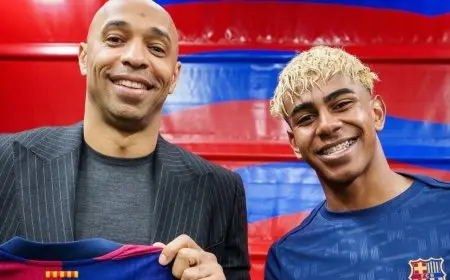 “تمت الصفقة بنجاح”.. يامال يتبادل قميصه مع قميص هنري التاريخي