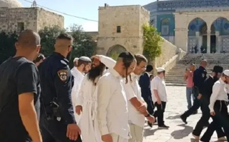 عشرات المستوطنين يقتحمون المسجد الأقصى بحماية من قوات الاحتلال