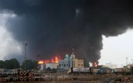 غارات إسرائيلية عنيفة على موانئ الحديدة والصليف باليمن